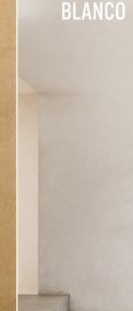 Muro en acabado de microcemento tono Blanco junto a escalera